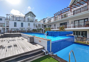 Luxury Beachfront w swimming pool- , 111 Azure on the Bay, Big Bay, Cape Town